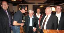 August Muhr geht mit 91 als ältester aktiver Würfe am Freitag, 14. Juni 2013